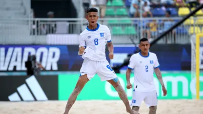 image: El Salvador falls to Oman, remains alive in knockout stage hopes at FIFA Beach Soccer World Cup