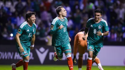 image: México y Panamá se enfrentan con un cupo mundialista en juego