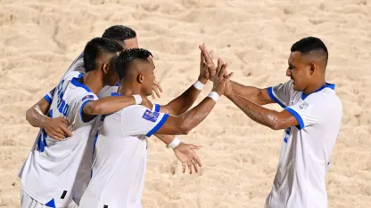image: Heber Ramos anota en el valiente debut de El Salvador ante Brasil en el Mundial de Beach Soccer