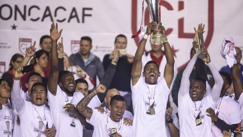 image: olimpia_-_102717vsantosdeguapilescelebrationtrophy